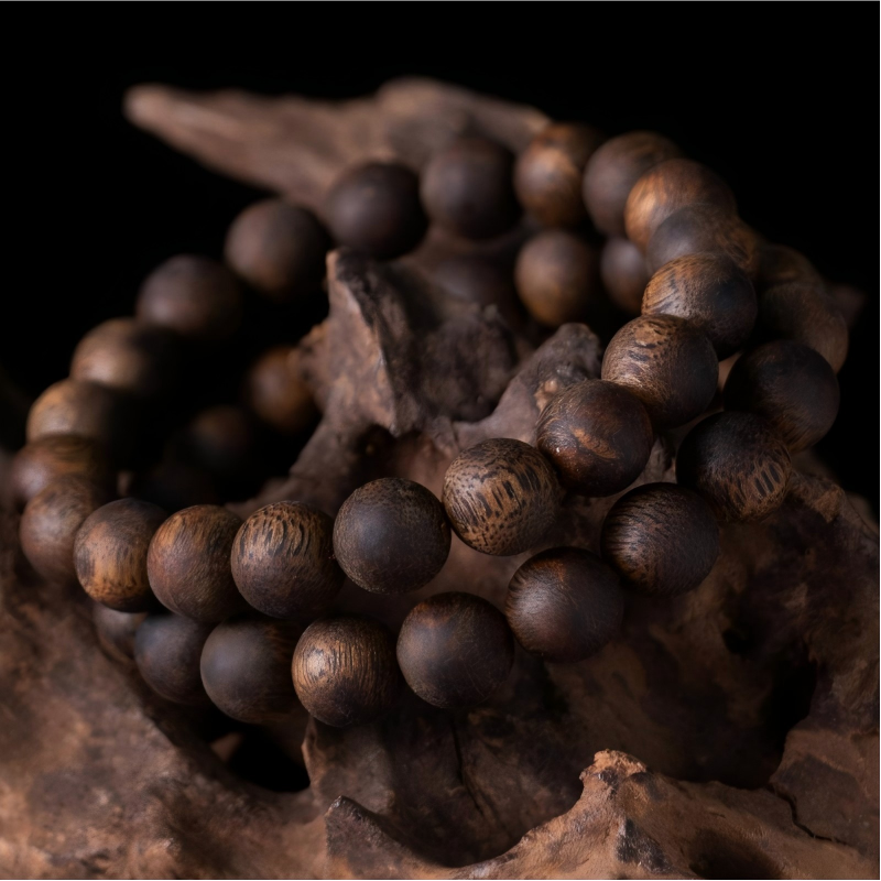 Hainan Yingge Green Qinan Agarwood Bracelet – Collector Grade · High Resin · 10mm